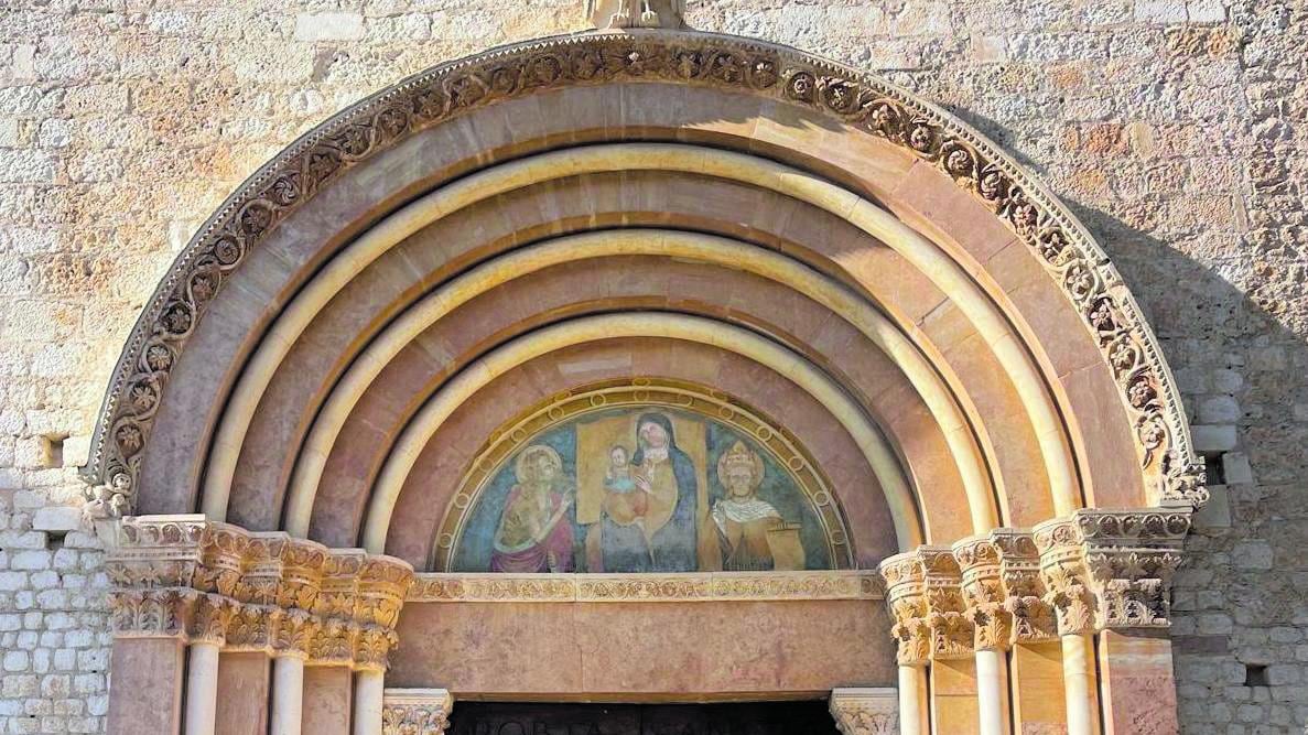 Sulle orme del Papa eremita. Tra fiumi, grotte e montagne