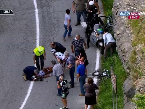 Giro, attimi di terrore in discesa: Pozzovivo cade e sbatte il volto