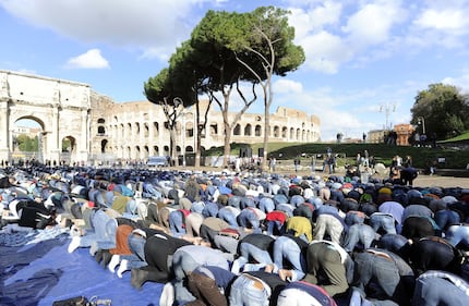 I musulmani pregano al Colosseo 10