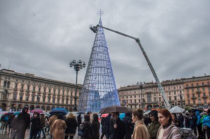 Ultimi preparativi per l'albero di Natale a Milano  4