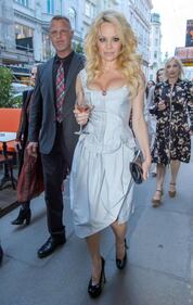 Pamela Anderson sexy e impegnata 30