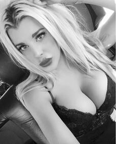 Charlotte Caniggia, lato B da urlo nella spa 5
