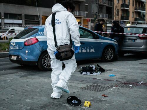 Litiga col papà e lo accoltella a morte
