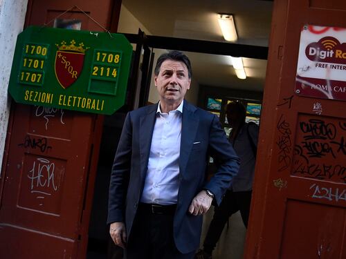 Dal "campo largo" al "camposanto". Il Pd resta da solo: i grillini sono spariti
