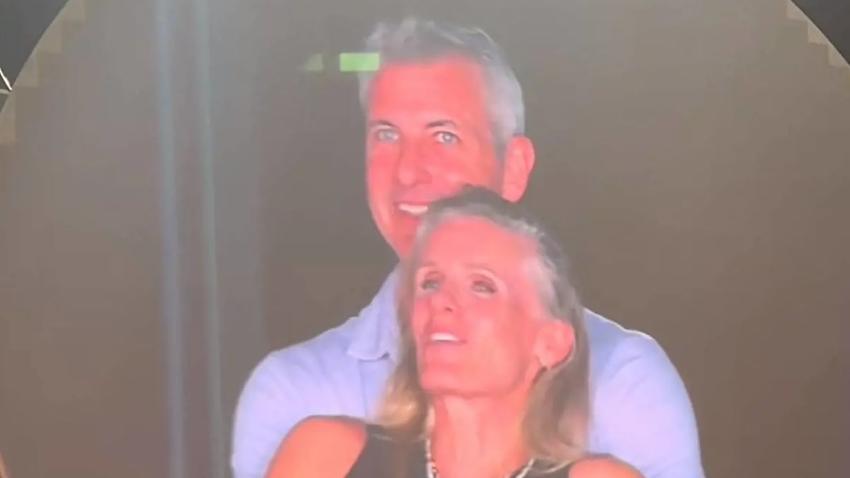 Traditi dalla "kiss cam", al concerto pure il marito di lei. Con l'amante