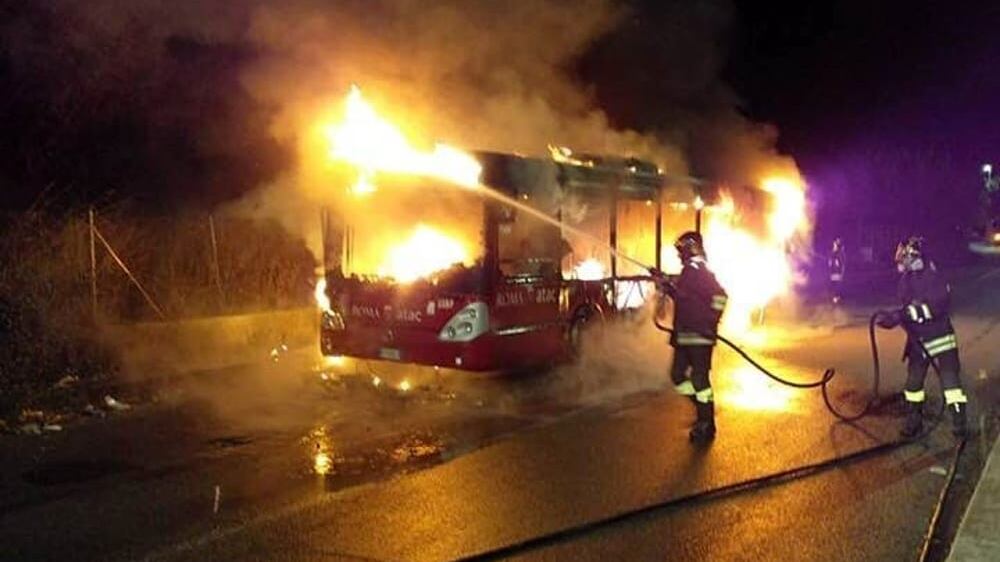 Corviale, di nuovo un autobus Atac in fiamme