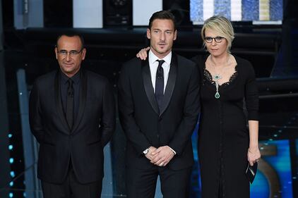 Sanremo 2017, Maria De Filippi e il bacio agli ospiti 15