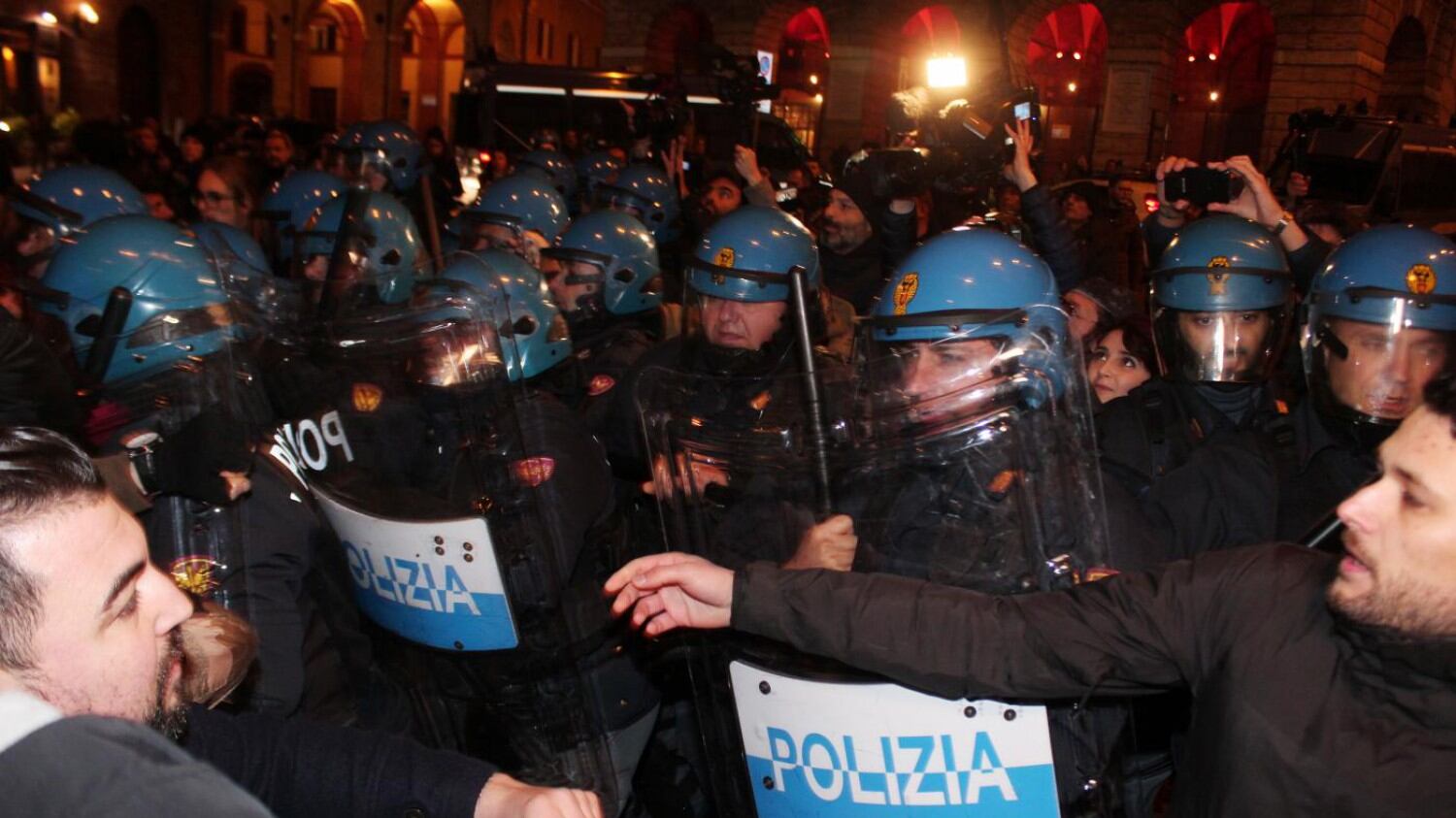 A Macerata va in scena il duello dei cortei sul corpo di Pamela