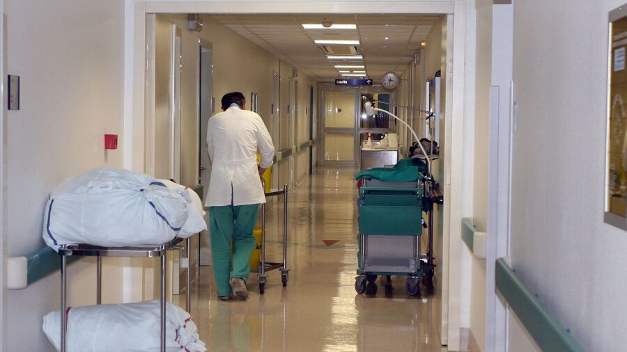 Trento, studente 18enne cade dal balcone dell'hotel: è grave