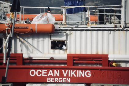 La Ocean Viking entra nel porto di Messina  6