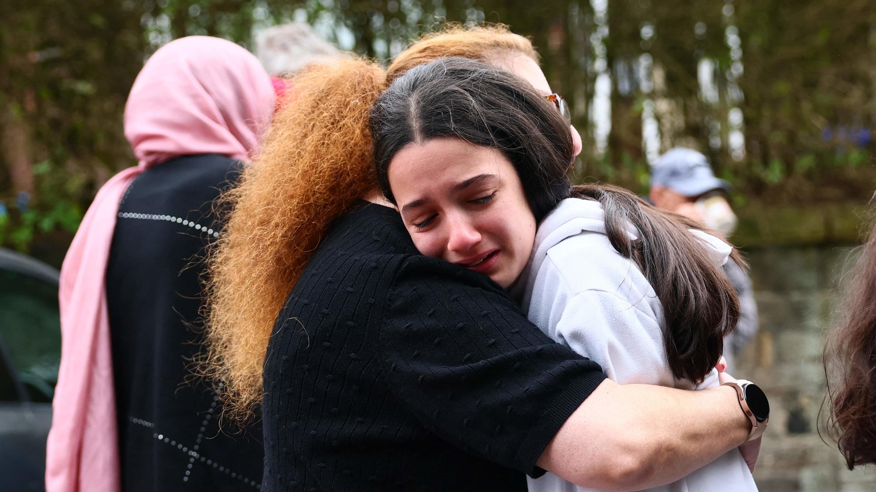 L'auto, la lama, la "cintura-bomba". Due morti per la jihad in sinagoga