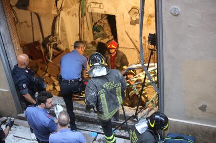 Bologna, esplosione in centro: sventrato un ristorante giapponese 6