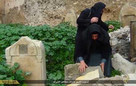 Così lo Stato islamico distrugge il cimitero cristiano 10