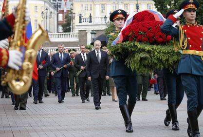 Pioggia battente su Putin: resta impassibile 3