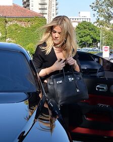 Khloe Kardashian sexy senza reggiseno 9