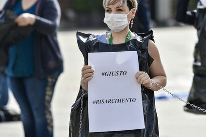 Torino, la protesta degli infermieri con striscione davanti alla Regione Piemonte. 2