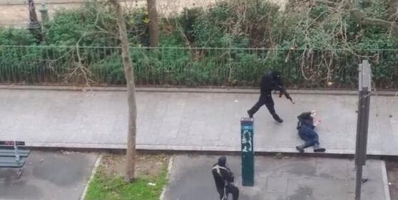 Spari e morti nella sede di Charlie Hebdo 9