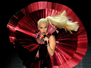 Beyoncé e Lady Gaga, gli scatti sexy 17