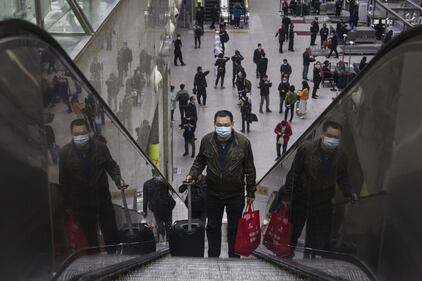A Wuhan finisce il lockdown: la fila in stazione 9