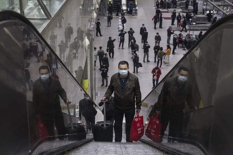 A Wuhan finisce il lockdown: la fila in stazione 9