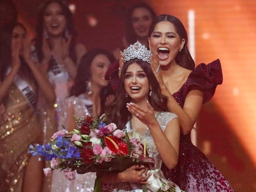 Tra polemiche e boicottaggi eletta Miss Universo. È l'indiana Harnaaz Sandhu