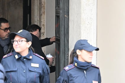 Raid vandalico contro Palazzo Chigi: la scritta rossa sul portone 5