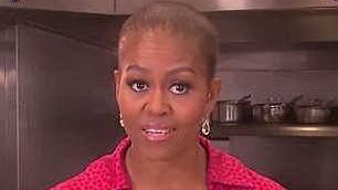 Usa, mistero sul look rasato di Michelle Obama. E sul web si teme il peggio