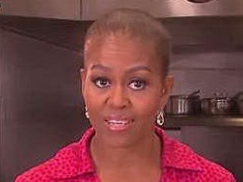 Usa, mistero sul look rasato di Michelle Obama. E sul web si teme il peggio