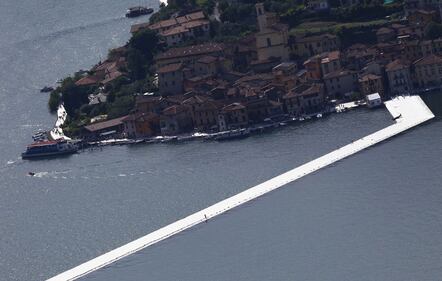 "The floating piers", la passerella di Christo 13