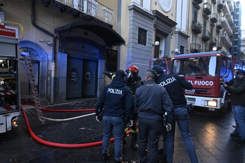 Incendio nel cuore di Napoli, in fiamme il teatro Sannazzaro 3