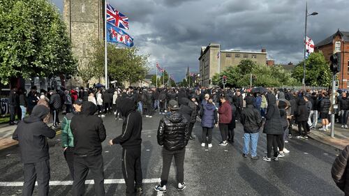 Belfast in rivolta: le immagini delle proteste anti migranti 20