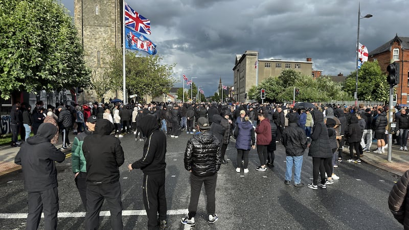 Belfast in rivolta: le immagini delle proteste anti migranti 20