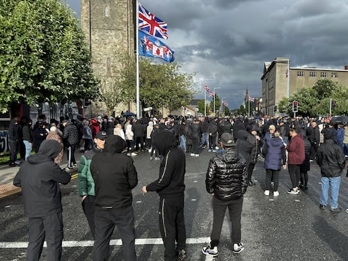 “Prenderanno il controllo e daranno un ultimatum ai migranti”. La Nuova Ira rilancia la lotta irlandese