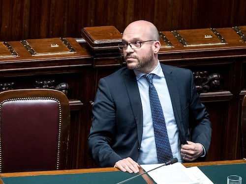 Famiglia, Fontana: "Assegno da 100-300 euro per figli fino a 26 anni". Il M5S: "Gioca a tombola"
