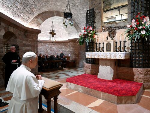 Papa Leone sulla tomba di San Francesco. "Il mondo sta cercando segni di speranza"