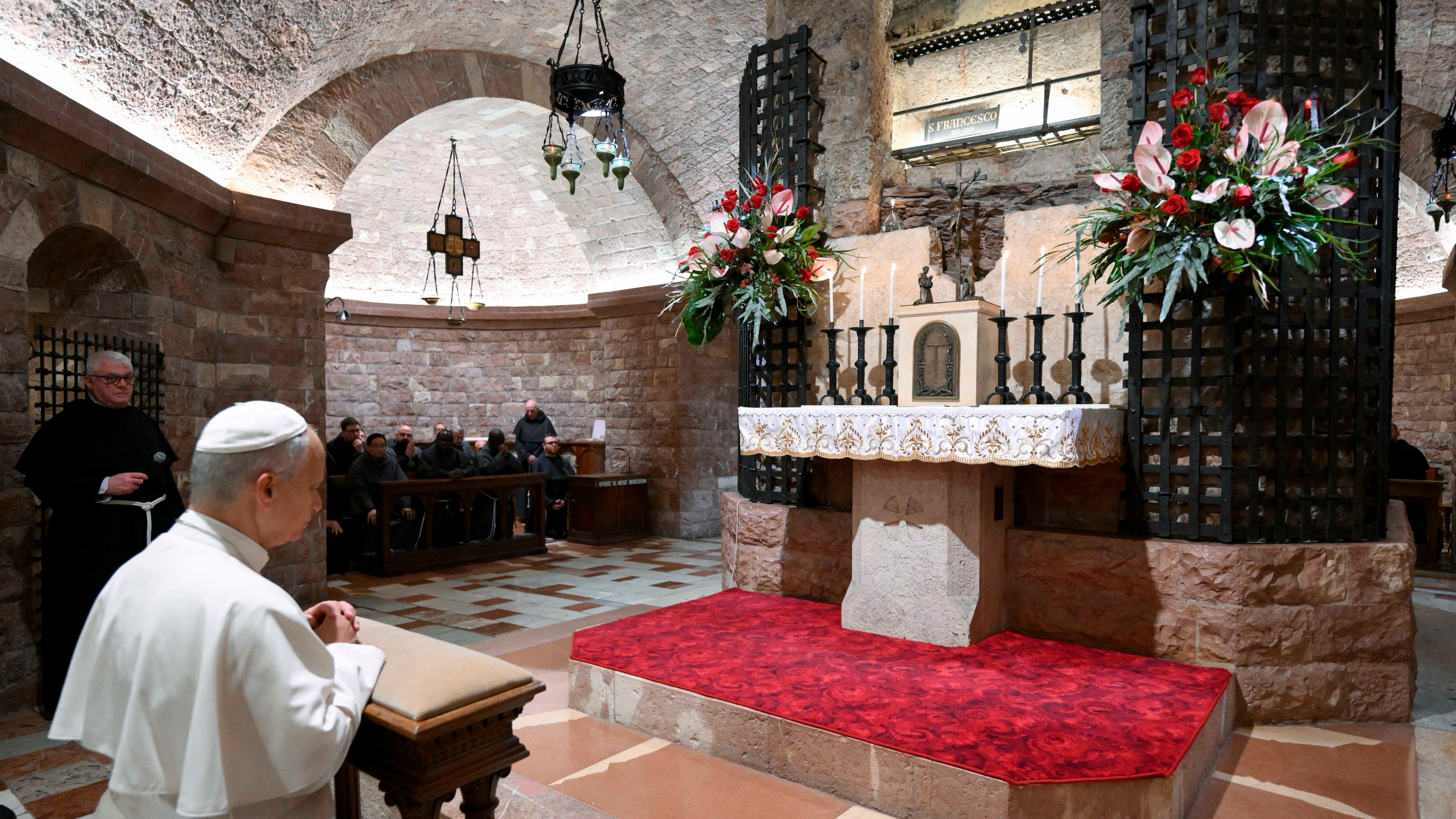 Papa Leone sulla tomba di San Francesco. "Il mondo sta cercando segni di speranza"
