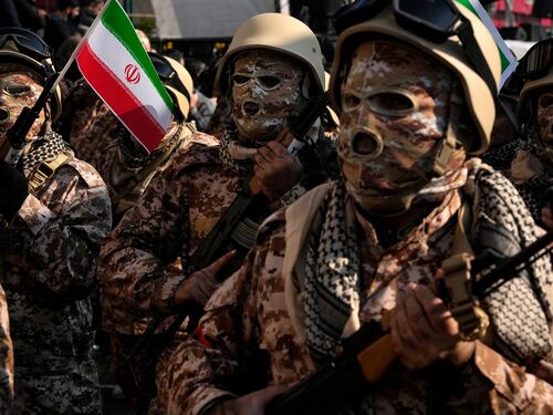Grandi manovre militari in Iran. Gli esperti: "Il regime è debole"