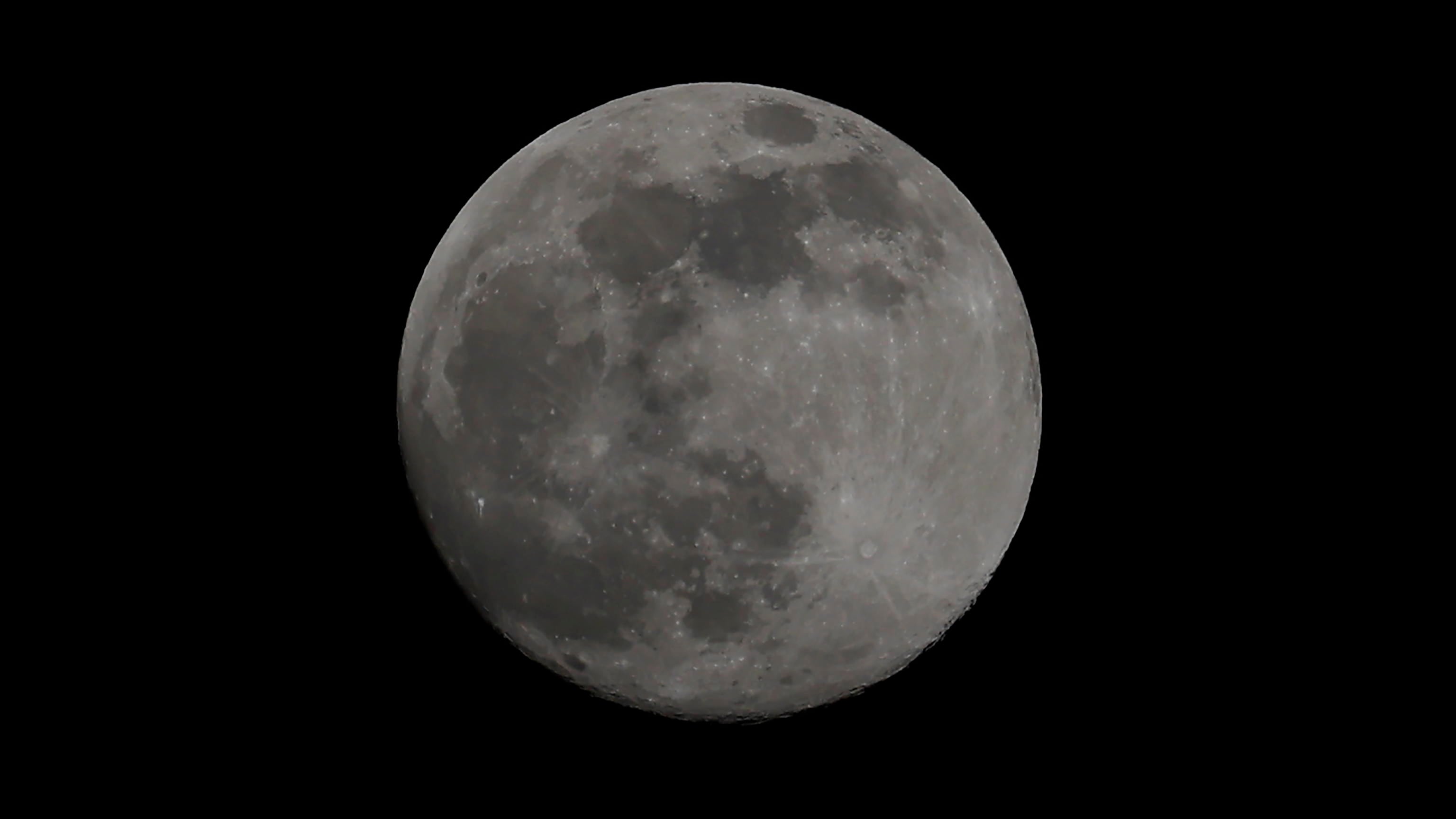Il nostro satellite come ambita preda