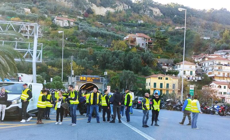 I gilet jaunes sconfinano in Italia e occupano la barriera dell'A10 a Ventimiglia 3