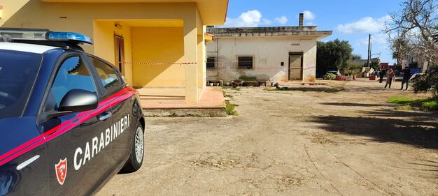 Duplice omicidio a Serranova, morti due coniugi: le immagini dal posto 10