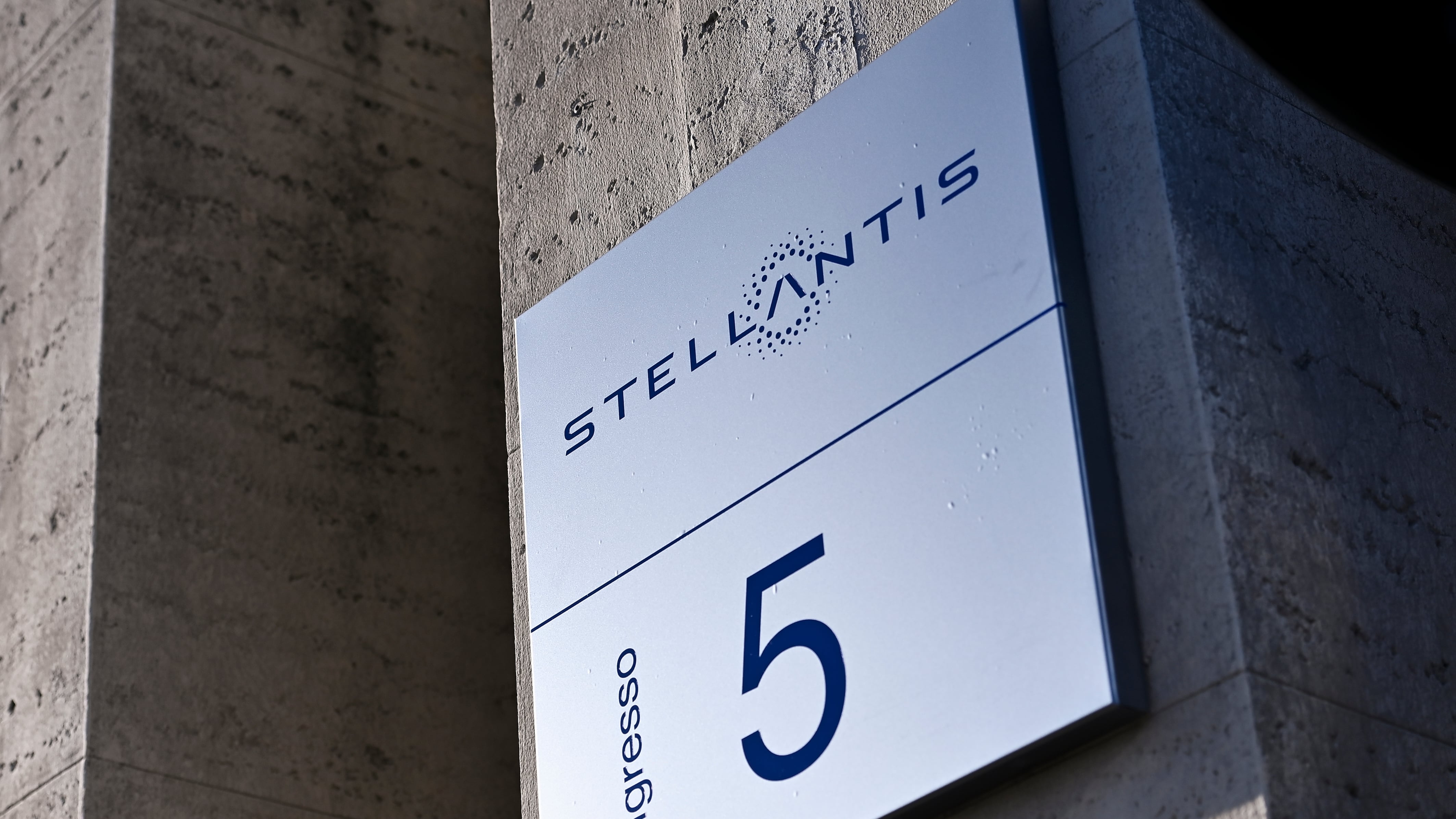 Stellantis, ancora esuberi a Mirafiori è incubo lavoro