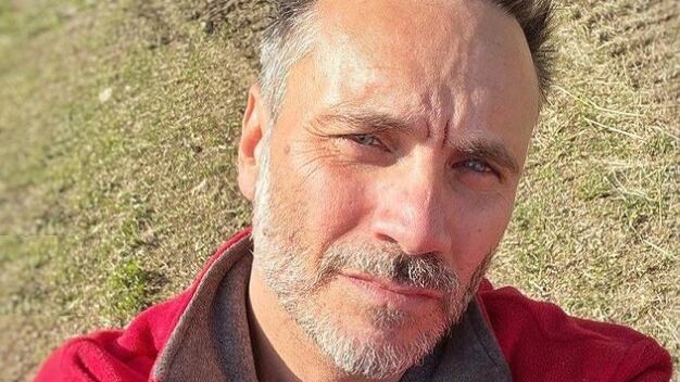 Nek rompe il silenzio sull'incidente alla mano: "Non riesco più a suonare la chitarra"