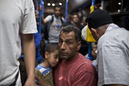 Migliaia di migranti da Budapest a Vienna in autobus 2