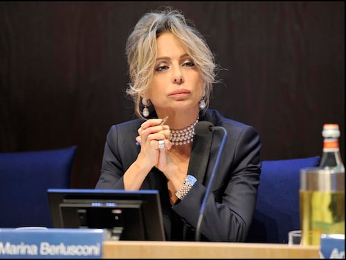 Marina Berlusconi consegna al Papa la prima copia del suo libro-intervista