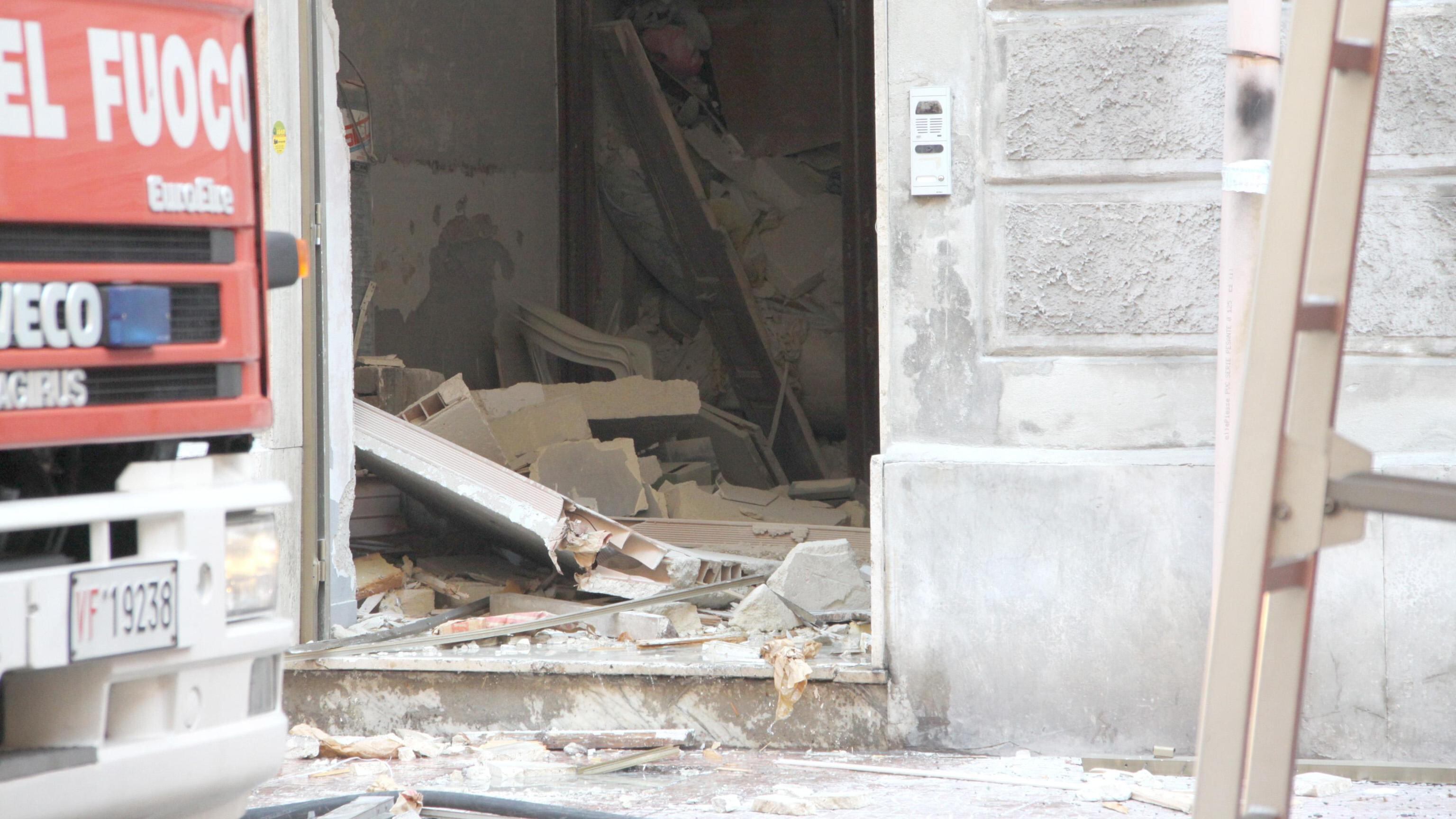 Taranto, scoppia bombola. Un morto sotto le macerie