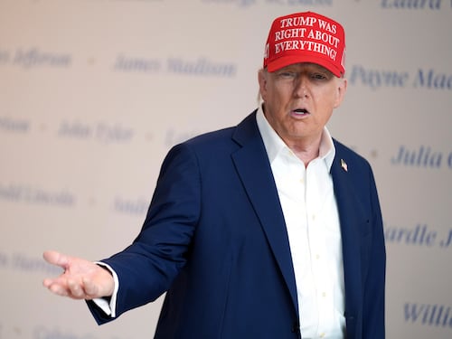 I giudici contro la Casa Bianca: "Dazi in gran parte illegali". Trump: "Così si distrugge il Paese". Che succede ora