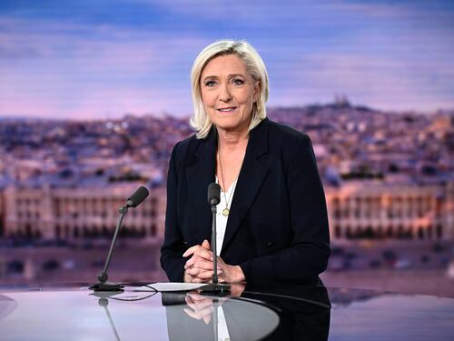 Le Pen e il voto di guerra: "Kiev non potrà usare le nostre armi in Russia". L'ultimo scoglio delle città