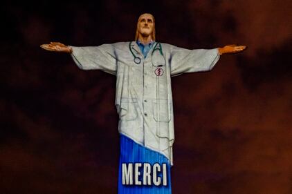 Il Cristo Redentore si illumina per onorare i medici e gli infermieri che combattono il coronavirus 19