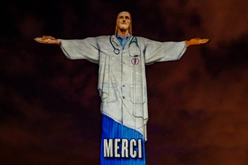 Il Cristo Redentore si illumina per onorare i medici e gli infermieri che combattono il coronavirus 19