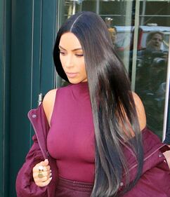 Kim Kardashian hot: bionda e scollata su Twitter 16